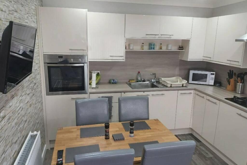 5 Riverside Place Thurso. 2 Bed, 2 Bathrooms. Exterior photo